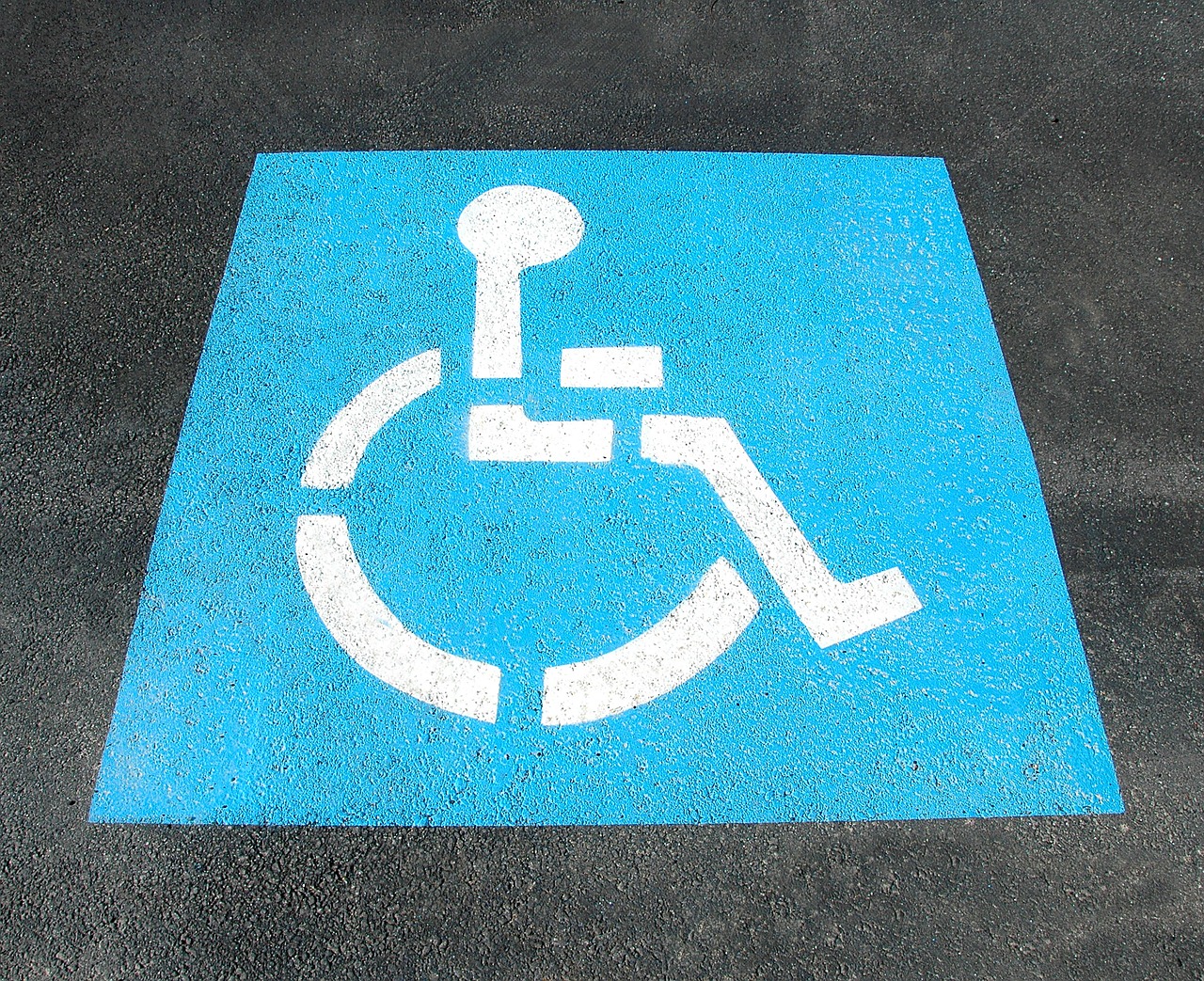 Foto do símbolo da acessibilidade pintado no chão.
