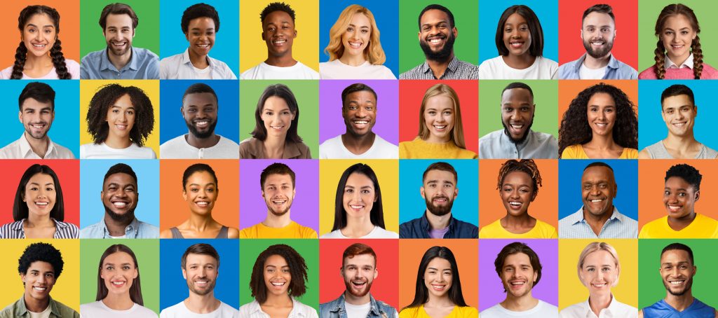 Foto montagem com o rosto de cerca de 40 pessoas sorrindo, de diversas idades, etnias, cores de pele e biotipos.