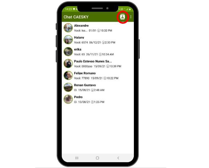 Tela inicial do aplicativo Caeski com foto dos contatos, nomes, data e horário da última mensagem enviada, para o usuário não surdocego. Layout semelhante ao do Whatsapp, com três pontinhos na parte superior do menu.