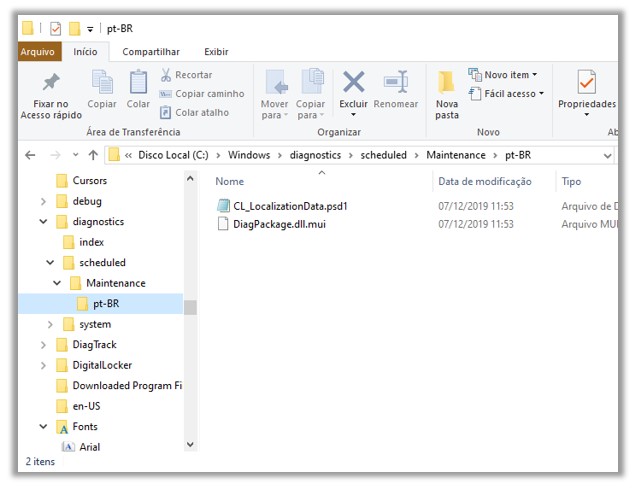Captura de tela recortada, mostrando uma janela do explorador de arquivos do Windows 10.  A tela está configurada para mostrar uma visualização em árvore à esquerda e uma visualização detalhada à direita.  A visualização em árvore demonstra a navegação em uma pasta com sete níveis de profundidade e com outros diretórios também  abertos ao mesmo tempo, para mostrar subpastas e o conteúdo de arquivos.  A pasta aberta mostra o conteúdo da pasta “'pt-BR”' e está localizada em um caminho de arquivo que, sequencialmente, é: “Este PC” > “Disco Local (C:)” > “Windows” > diagnostics > scheduled > Maintenance > pt-BR