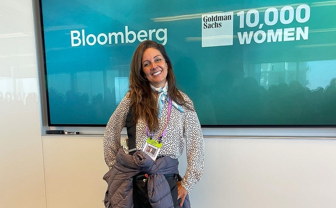 Foto de Simone Freire numa sala de aula na sede da Goldman Sachs em Nova Iorque.
