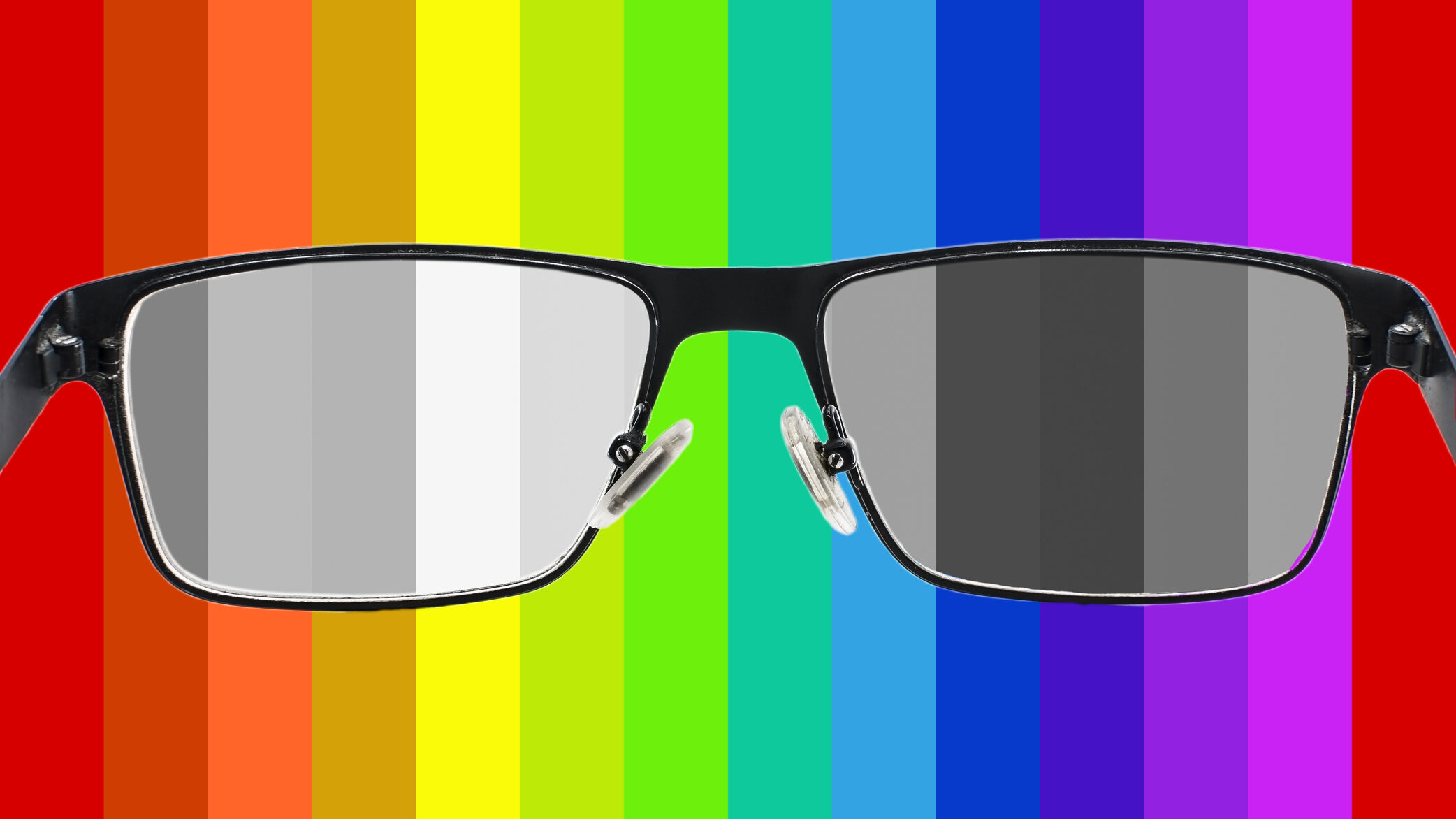 Ilustração de óculos de armação preta com lentes em tons de cinza sobre um fundo de listras verticais em cores do arco-íris.