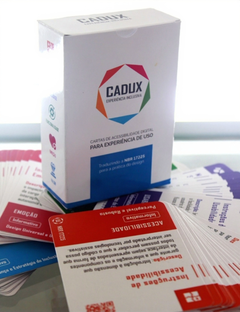 Foto do jogo CADUX com as cartas espalhadas em uma mesa e o box para guardá-las sobre elas.