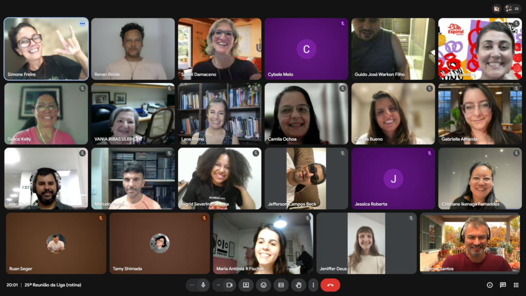 Captura de tela do computador com 23 participantes sorridentes na videoconferência da Liga Voluntária do WPT.