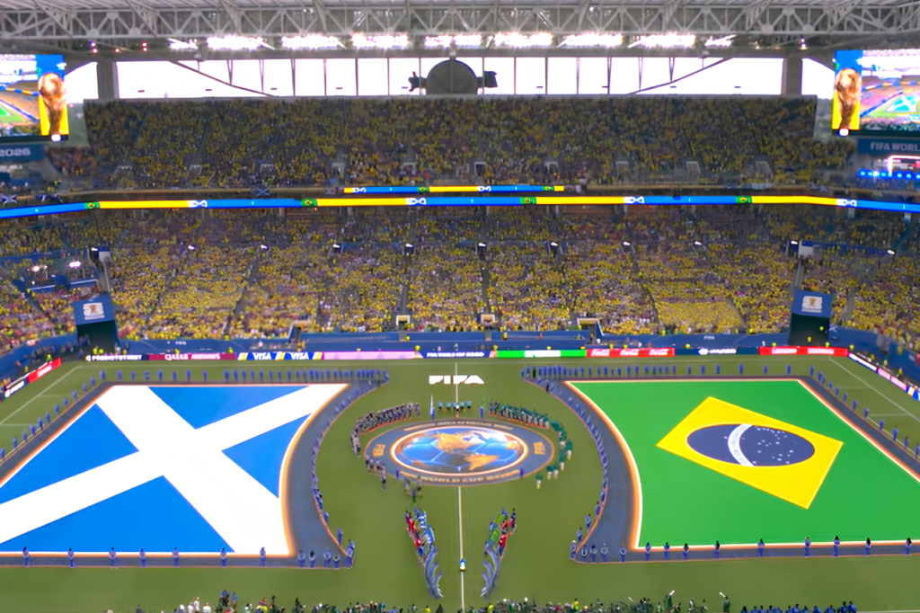 Foto aérea do gramado do Hard Rock Stadium lotado, com as bandeiras gigantes da Escócia e do Brasil estendidas antes do jogo.