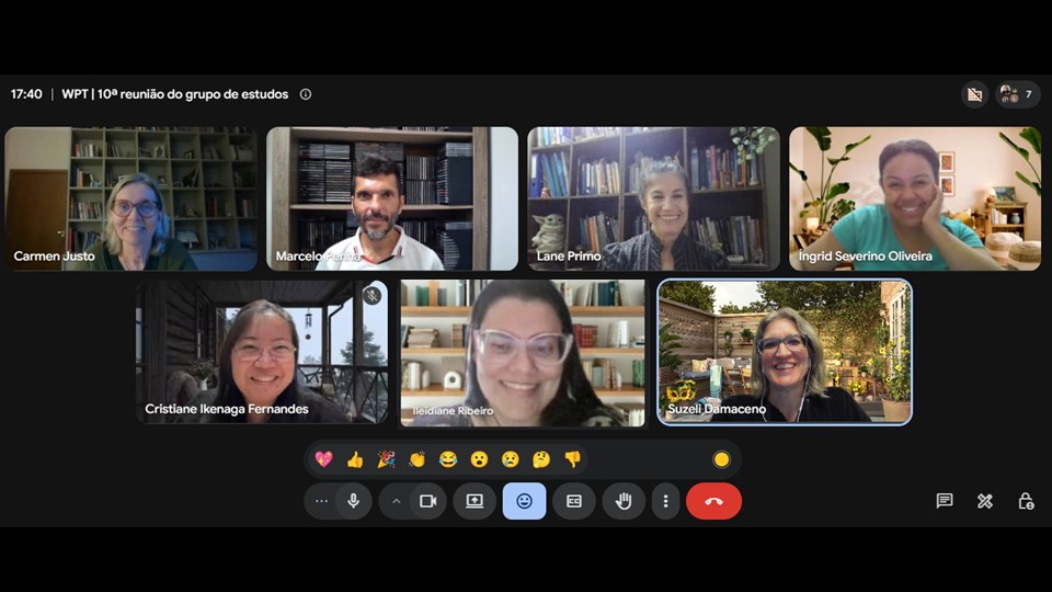Captura de tela de uma das videochamadas realizadas pelo grupo de estudos da Liga. Seis mulheres e um homem estão sorrindo em seus ambientes.